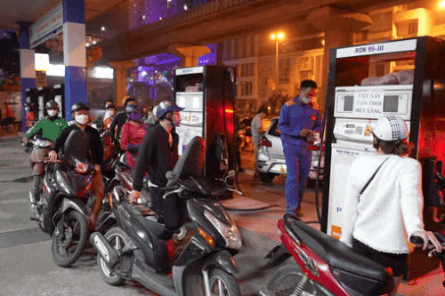 Cây xăng đóng cửa đột ngột khi người dân đang xếp hàng lúc nửa đêm