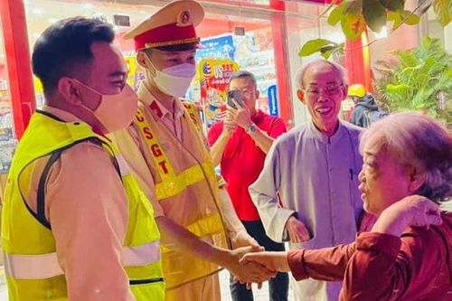 CSGT Hà Nội giúp đỡ cụ bà đi lạc 10km về nhà