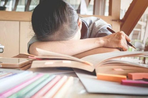 Thất bại hoàn toàn vì mẹ kiệm lời khen
