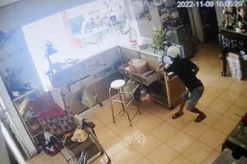 Trộm táo tợn đột nhập vào tiệm vàng ở Long An gom nhiều nữ trang
