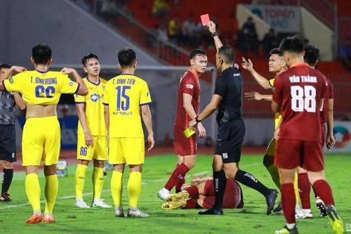 Nghĩ về tấm thẻ đỏ thứ 4 của Sông Lam Nghệ An