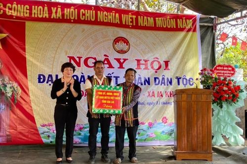 Bí thư Đảng ủy Khối các Cơ quan và Doanh nghiệp tỉnh Gia Lai dự Ngày hội Đại đoàn kết tại huyện Ia Grai