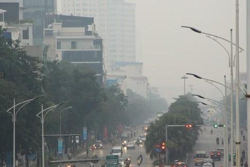 Hà Nội bị bao phủ bởi làn sương mù trắng đục