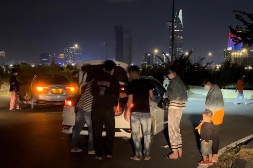 Khách hoảng hốt khi bị nhà xe trả xuống chỗ tối khu cầu Thủ Thiêm 2