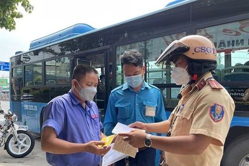 CSGT TPHCM tăng cường xử lý xe dừng, đón khách không đúng quy định