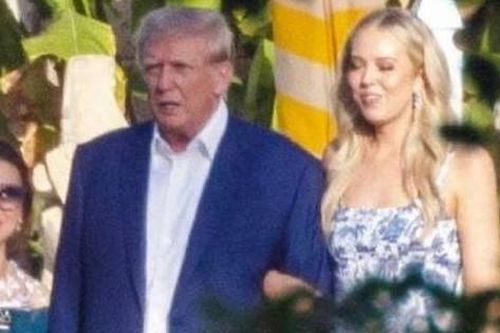 Donald Trump dắt tay con gái út vào lễ đường