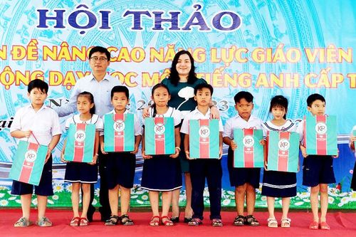 Công ty Cổ phần Công nghệ Khang Phúc (TP. Hồ Chí Minh) tặng 500 phần quà cho học sinh có hoàn cảnh khó khăn ở An Giang
