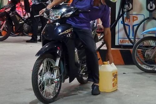 Không muốn dắt xe xếp hàng, nhiều người mua xăng bằng can