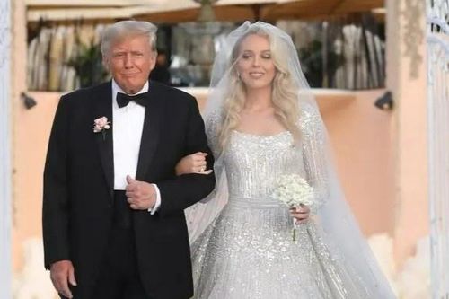 Ông Trump khoác tay con gái Tiffany bước vào lễ đường