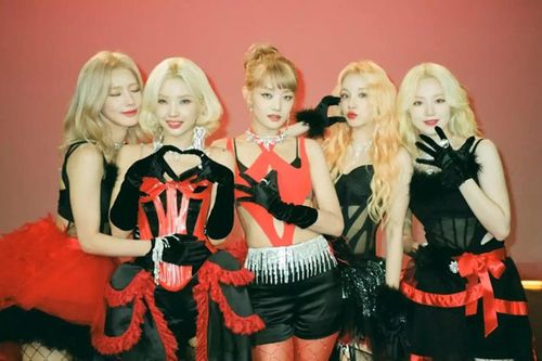 I-DLE biểu diễn bất chấp mưa bão