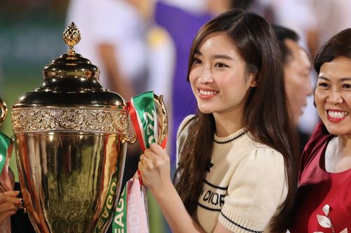 Hoa hậu Đỗ Mỹ Linh cùng CLB Hà Nội ăn mừng chức vô địch