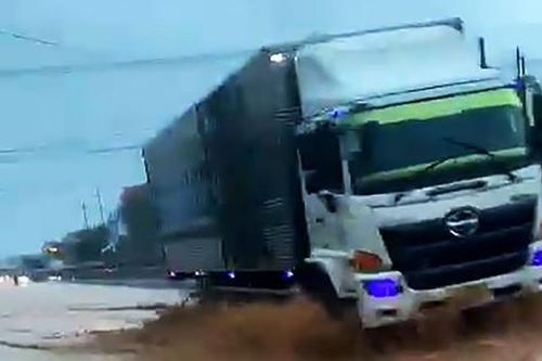 Phú Yên: Mưa lớn, nước lũ chảy như thác trên Quốc lộ 1A