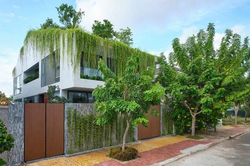 Nhà 3 tầng gây thương nhớ với 'khu vườn trên mây'