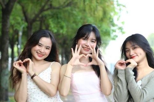 Điểm check in mới của giới trẻ Sài thành: Hàng cây lộc vừng thay lá đậm sắc thu
