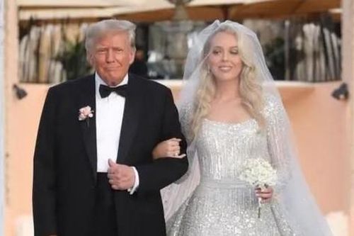 Ông Trump hôn má con gái út trong ngày trọng đại