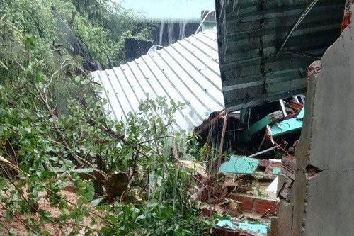 Sạt lở khiến hai người ở Phú Yên bị thương