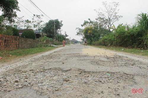 Chi chít 'ổ voi, ổ gà' trên tuyến đường ở xã ven biển Hà Tĩnh