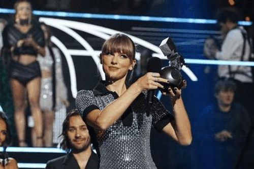 MTV EMAs 2022: Taylor Swift thắng đậm ở 4 hạng mục, Lisa (BLACKPINK) được vinh danh