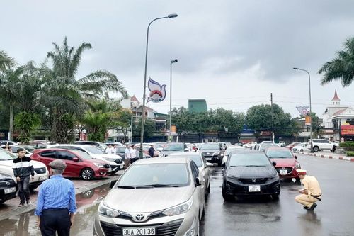 Hà Tĩnh: Ách tắc nghiêm trọng vì hàng trăm ô tô đi đám cưới dừng đỗ sai quy định