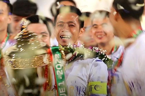 Khoảnh khắc CLB Hà Nội ăn mừng chức vô địch