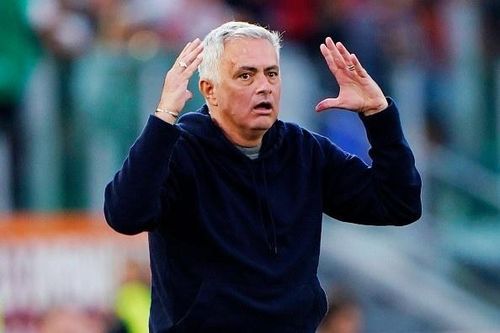 Mourinho lại nhận thẻ đỏ