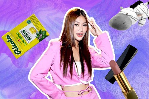 Gấu bông, kẹo ngậm luôn trong túi xách của Hoa hậu Thiên Ân