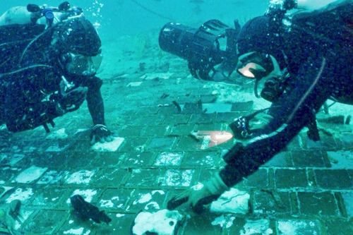 Tìm thấy mảnh vỡ tàu vũ trụ dưới đáy biển