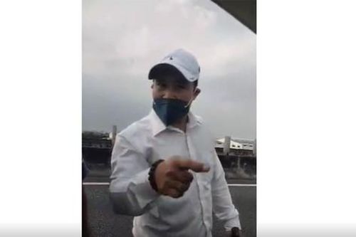 Cầm kiếm 'nói chuyện' sau va chạm giao thông, tài xế xe khách bị CSGT mời làm việc