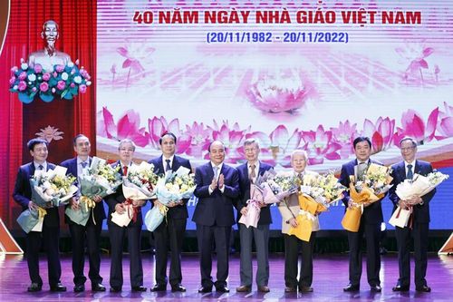 Chủ tịch nước Nguyễn Xuân Phúc dự lễ kỷ niệm 40 năm Ngày Nhà giáo Việt Nam