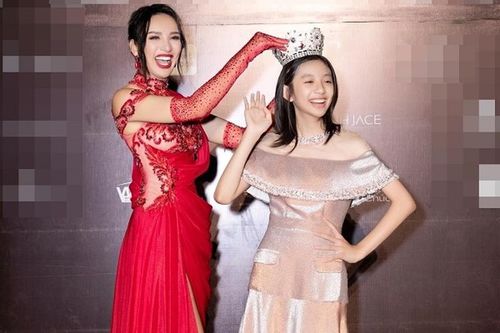 Đội vương miện của mẹ, con gái Ngọc Diễm đẹp chuẩn 'hoa hậu'