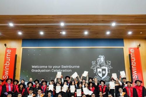 Sinh viên tốt nghiệp nhận bằng từ đại học top 1% thế giới