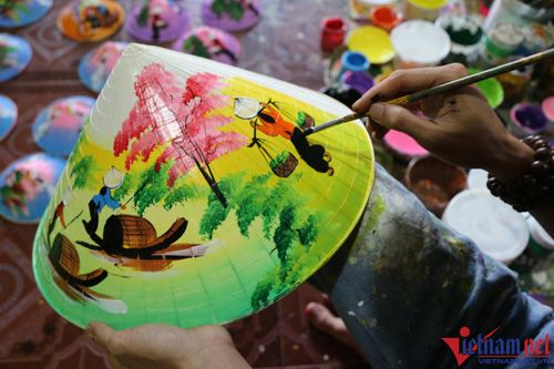 Thổi hồn quê lên nón lá để quảng bá du lịch, chàng trai Huế khiến du khách Tây 'mê mệt'