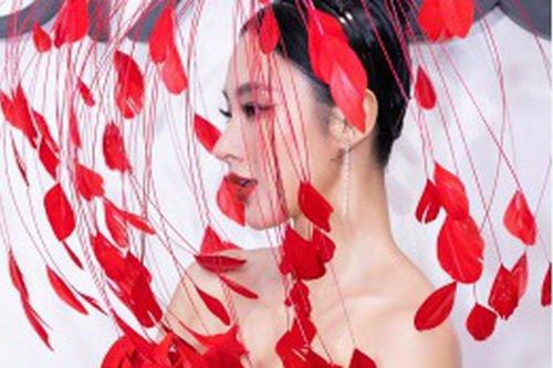 Angela Phương Trinh tái xuất tại show thời trang