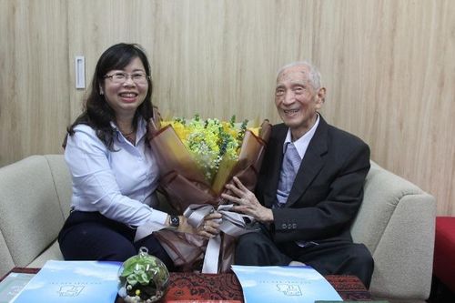 Nhà nghiên cứu Nguyễn Đình Đầu ký hợp đồng tác quyền trọn đời với NXB Trẻ
