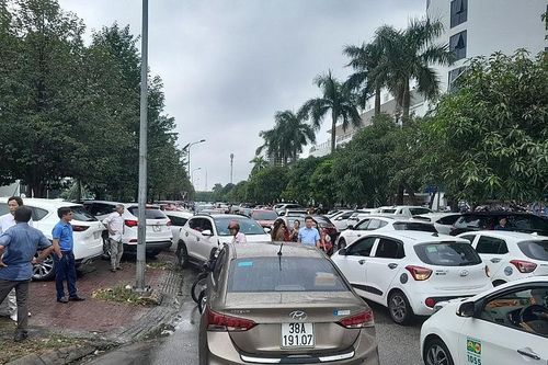 Hà Tĩnh: Công an dán giấy phạt nguội hàng trăm ô tô đỗ kín đường