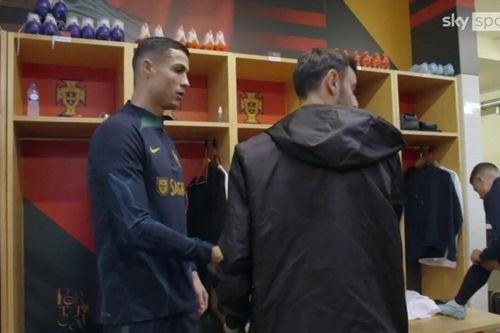 Bruno Fernandes cư xử lạnh nhạt với Ronaldo
