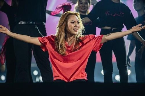Binz đổ bia lên ngực, Mỹ Tâm quỳ lạy khán giả đều không chuẩn quốc tế