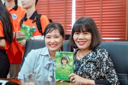 Tác giả Lê Hoa Chi và các mạnh thường quân tặng 400 cuốn sách cho sinh viên Thái Nguyên