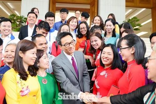 Phó Thủ tướng Vũ Đức Đam gặp mặt 68 thầy cô giáo tiêu biểu