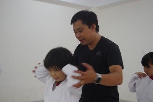 Thầy giáo trẻ với 12 năm dạy võ cho trẻ khiếm thị