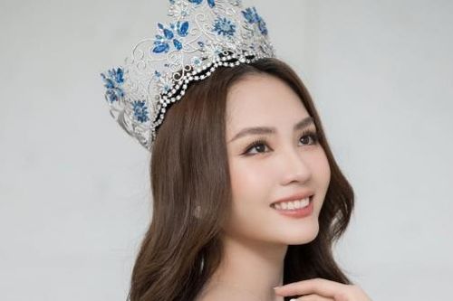 Sao Việt: Hoa hậu Mai Phương khoe vai trần gợi cảm, Hari Won đăng ảnh mặc áo cưới