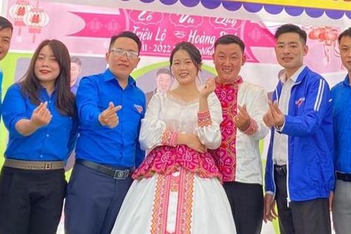 Cặp đôi mặc trang phục tự may đặc biệt trong ngày cưới