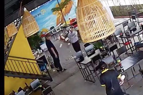 Cán bộ ném tiền tại quán bún bị kỷ luật