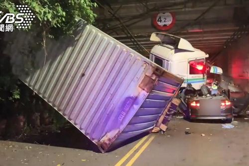 Xe container rơi từ cầu vượt đè bẹp rúm chiếc ô tô con bên dưới