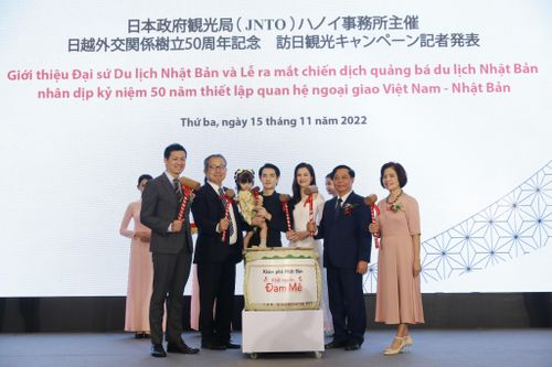 Gia đình nữ ca sỹ Đông Nhi được bổ nhiệm là Đại sứ Du lịch Nhật Bản