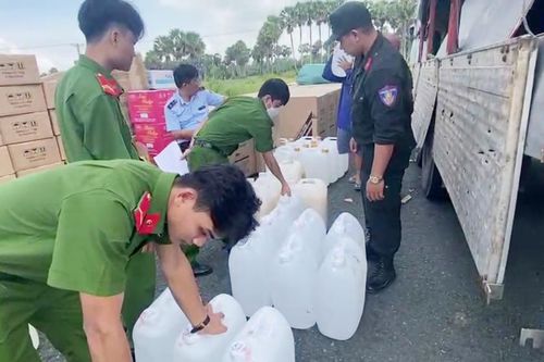 Bắt xe tải vận chuyển lượng lớn thuốc tây và hàng không rõ nguồn gốc
