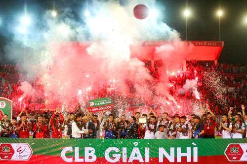 Khán giả đốt pháo sáng, CLB Hải Phòng bị phạt nặng