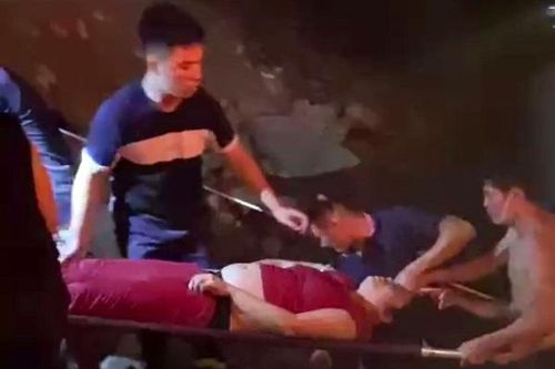 Nhảy cầu tự tử, nam thanh niên đang chìm dần thì được cảnh sát cứu sống