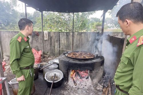 Phát hiện hộ kinh doanh chứa gần 1 tấn mỡ động vật không rõ nguồn gốc