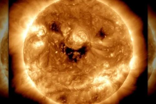 Khoảnh khắc Mặt trời 'mỉm cười' ma quái dưới ống kính NASA